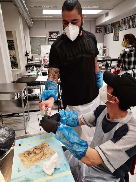 milano_tattoo_school_scuola_tatuaggi_piercing_abilitazione_igienico_sanitaria_approccio_al_tatuaggio_esame_pratica_secondo_la_profilassi_igienico_sanitaria_docente_kiavash_1