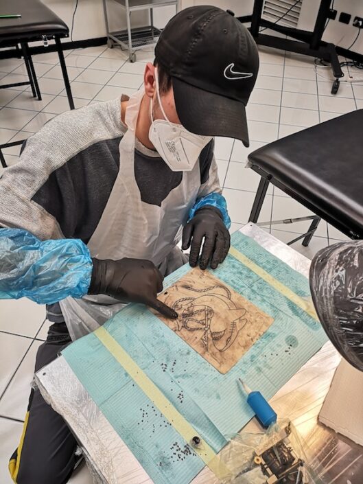 milano_tattoo_school_scuola_tatuaggi_piercing_abilitazione_igienico_sanitaria_approccio_al_tatuaggio_esame_pratica_secondo_la_profilassi_igienico_sanitaria_pelle_sintetica_1