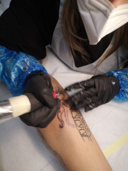 milano_tattoo_school_scuola_tatuaggi_piercing_abilitazione_igienico_sanitaria_approccio_al_tatuaggio_esame_pratica_secondo_la_profilassi_igienico_sanitaria_tatuare_10