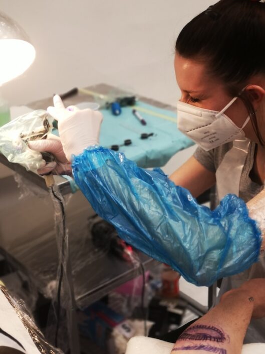 milano_tattoo_school_scuola_tatuaggi_piercing_abilitazione_igienico_sanitaria_approccio_al_tatuaggio_esame_pratica_secondo_la_profilassi_igienico_sanitaria_tatuare_24