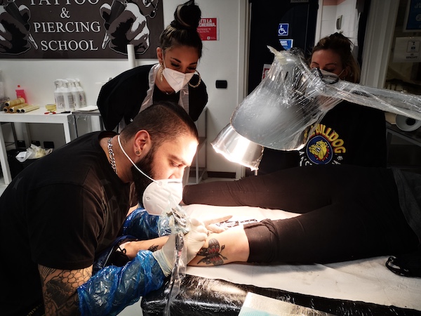 milano_tattoo_school_scuola_tatuaggi_piercing_abilitazione_igienico_sanitaria_approccio_al_tatuaggio_esame_pratica_secondo_la_profilassi_igienico_sanitaria_tatuare_26