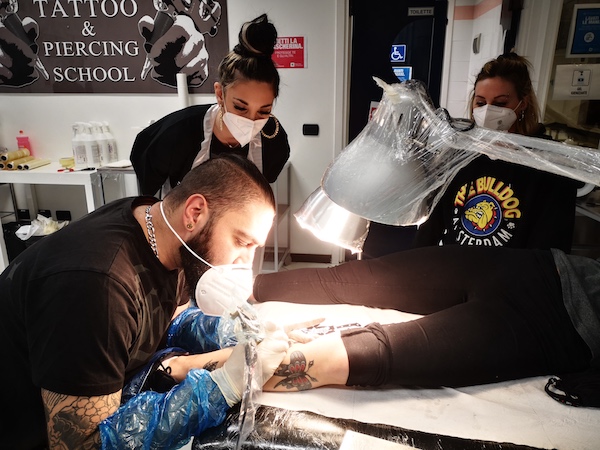 milano_tattoo_school_scuola_tatuaggi_piercing_abilitazione_igienico_sanitaria_approccio_al_tatuaggio_esame_pratica_secondo_la_profilassi_igienico_sanitaria_tatuare_27