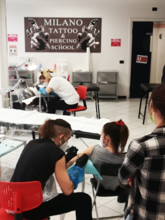 milano_tattoo_school_scuola_tatuaggi_piercing_abilitazione_igienico_sanitaria_approccio_al_tatuaggio_esame_pratica_secondo_la_profilassi_igienico_sanitaria_tatuare_3