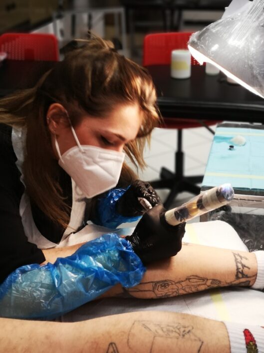milano_tattoo_school_scuola_tatuaggi_piercing_abilitazione_igienico_sanitaria_approccio_al_tatuaggio_esame_pratica_secondo_la_profilassi_igienico_sanitaria_tatuare_7