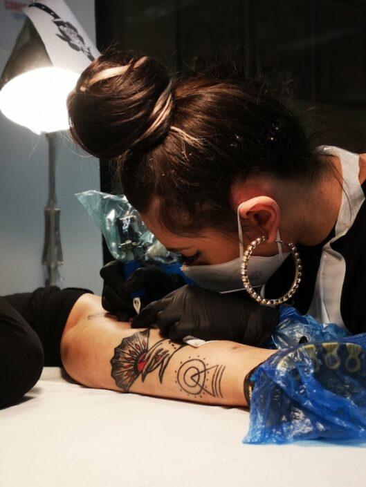 milano_tattoo_school_scuola_tatuaggi_piercing_abilitazione_igienico_sanitaria_approccio_al_tatuaggio_esame_pratica_secondo_la_profilassi_igienico_sanitaria_tatuare_9