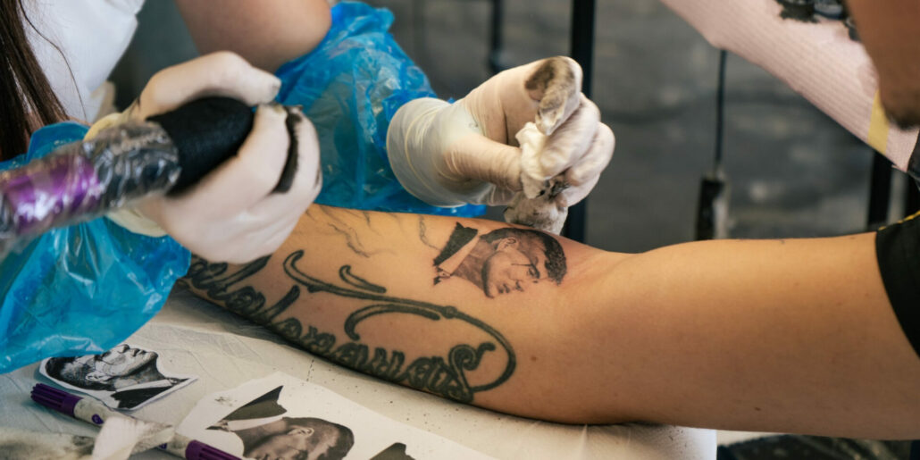 Tatuatrice che cura tatuaggio dopo la realizzazione
