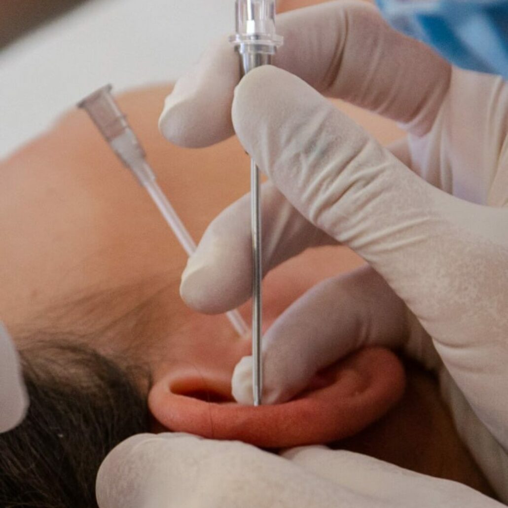 Tipologie di piercing all’orecchio: l’Helix Piercing