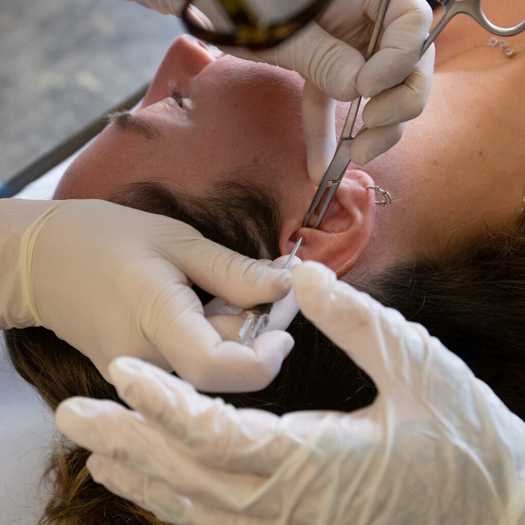 Tipologie di piercing all’orecchio: il Rook Piercing