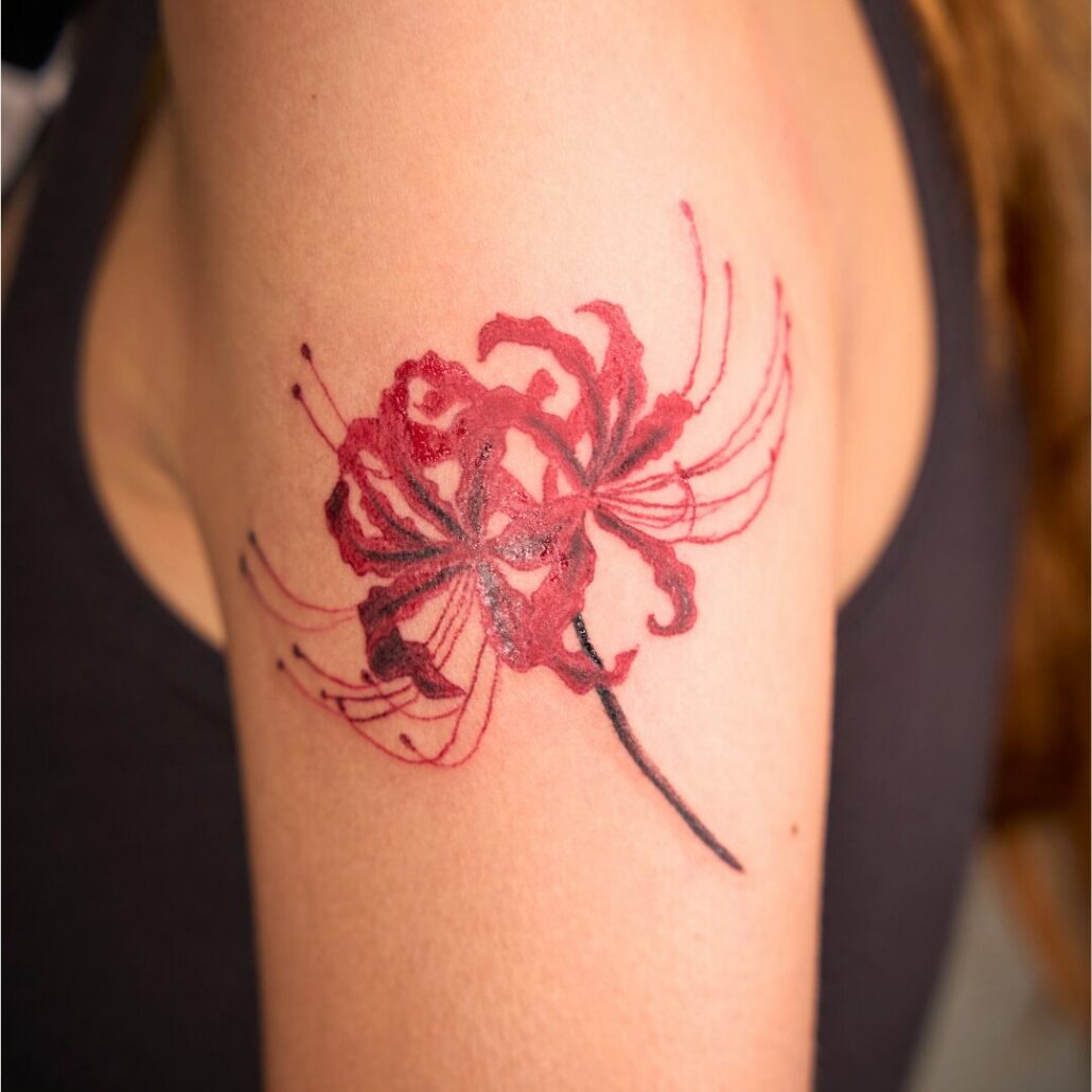 Tatuaggio fiore in stile pittorico sul braccio