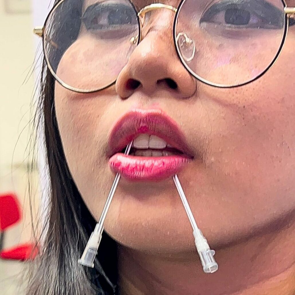 Esecuzione Snake Bites Piercing su labbro