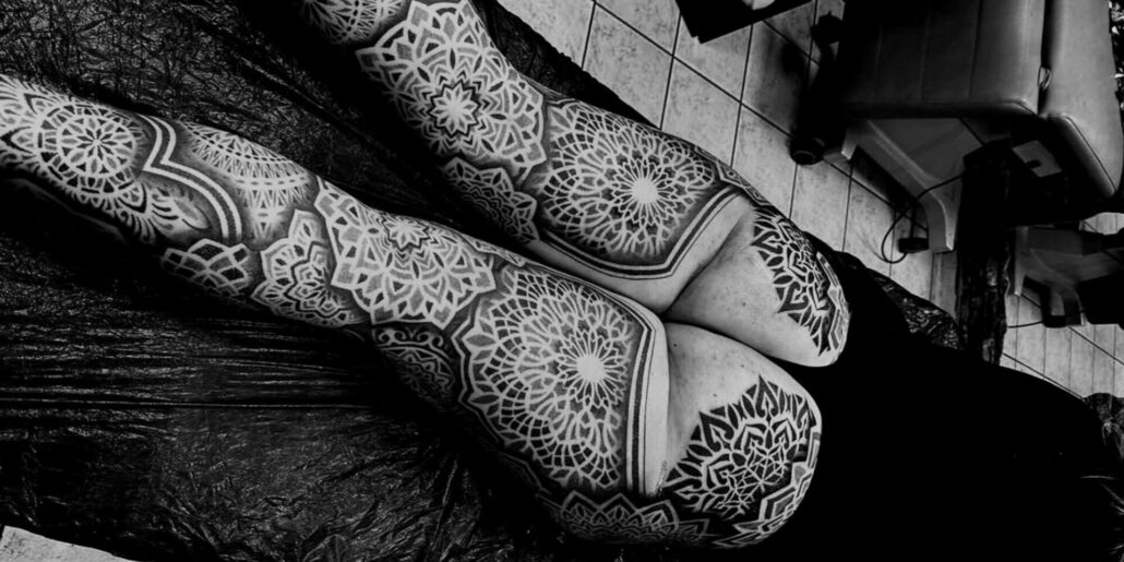 Tatuaggio dotwork mandala su gambe