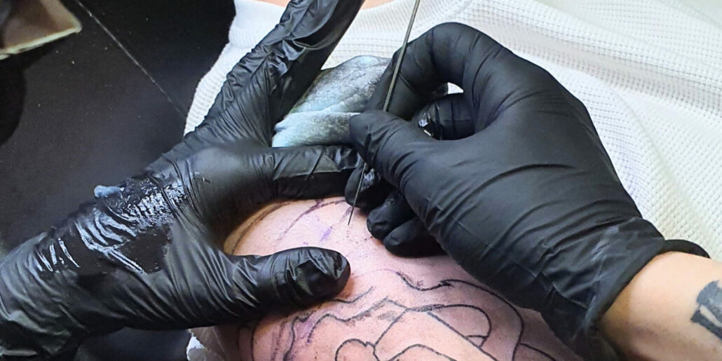 Esecuzione di un hand poke tattoo