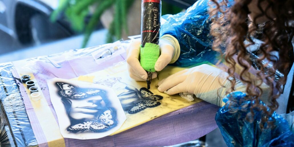 Realizzazione tatuaggio farfalla su pelle sintetica